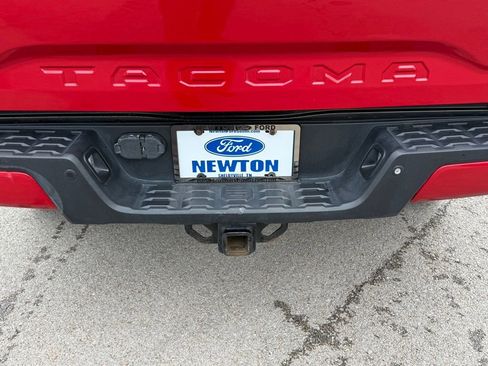 Used 2017 Toyota Tacoma TRD Sport AWD/4WD image 35