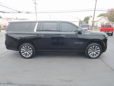 Used 2025 Chevrolet Suburban High Country image 2