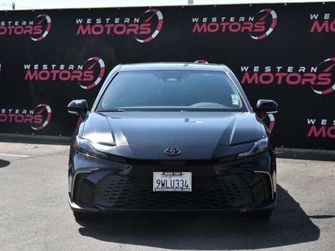 Used 2025 Toyota Camry SE w/ Convenience Package FWD image 2