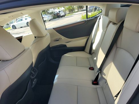 Used 2023 Lexus ES 300h w/ Premium Package image 11