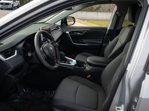 Used 2021 Toyota RAV4 XLE w/ Convenience Package image 14