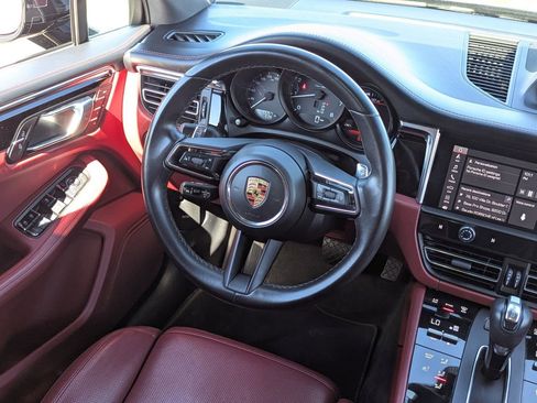 Used 2024 Porsche Macan Premium image 18