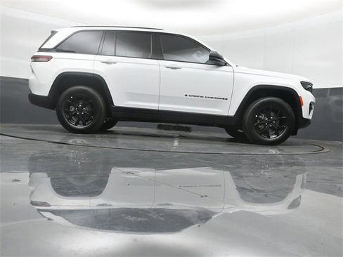 New 2025 Jeep Grand Cherokee Altitude image 37