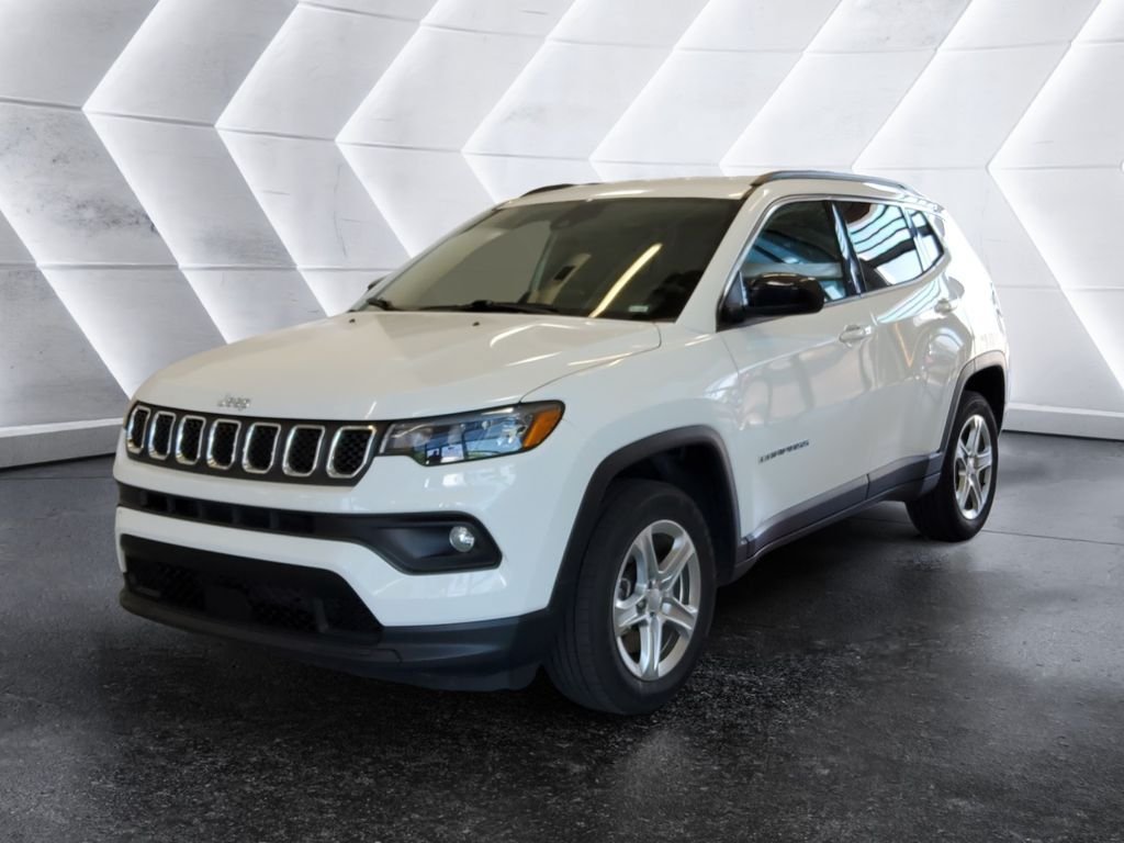 Used 2024 Jeep Compass Latitude AWD/4WD image 3
