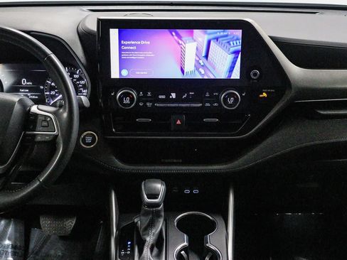 Certified 2024 Toyota Highlander XLE FWD image 15