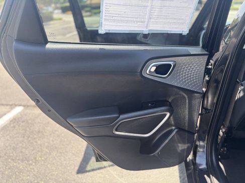 Used 2023 Kia Soul LX w/ LX Technology Package FWD image 9