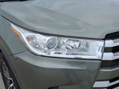 Used 2019 Toyota Highlander LE AWD/4WD image 10
