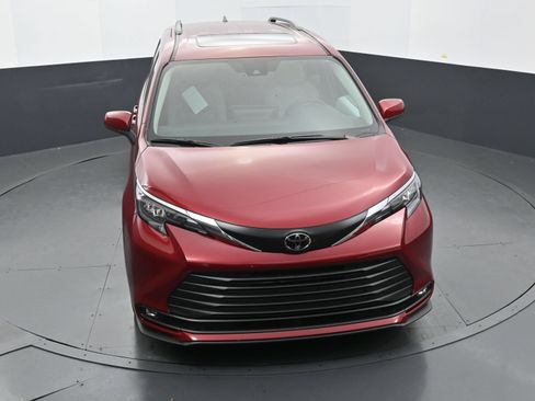 Used 2026 Toyota Sienna XLE FWD image 34