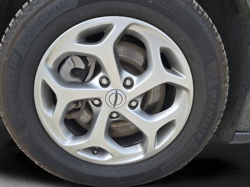 Used 2023 Chrysler Pacifica Limited AWD/4WD image 28