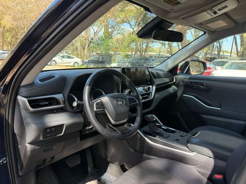 Used 2025 Toyota Highlander LE image 32
