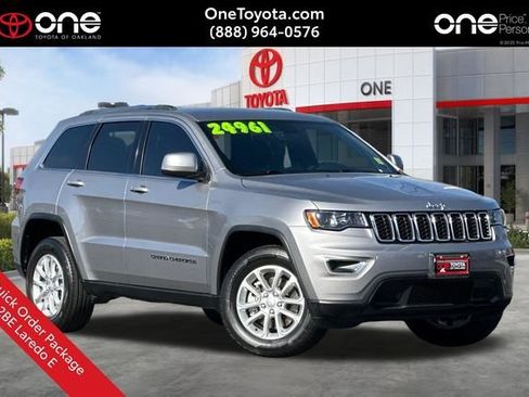 Used 2021 Jeep Grand Cherokee Laredo image 1