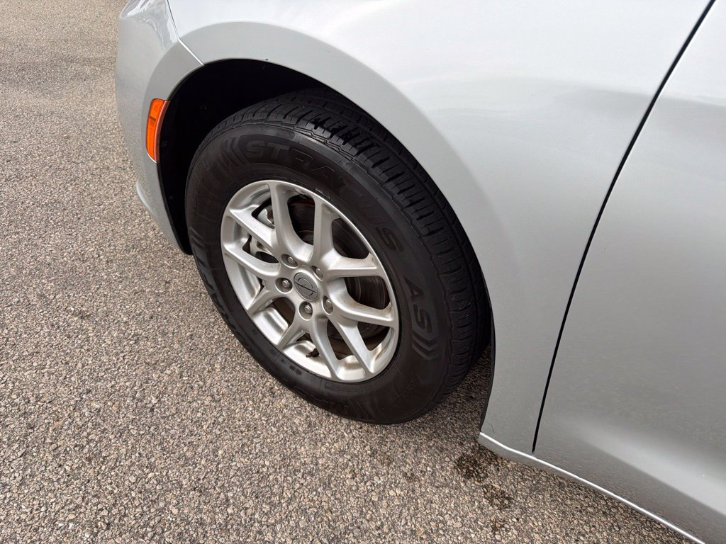 Used 2024 Chrysler Pacifica Touring-L FWD image 9
