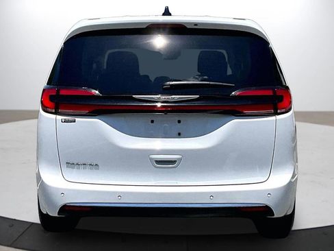 Used 2024 Chrysler Pacifica Touring-L FWD image 8