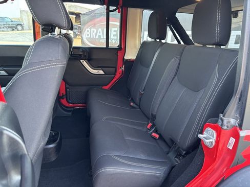 Used 2018 Jeep Wrangler Unlimited Rubicon w/ Connectivity Group image 23