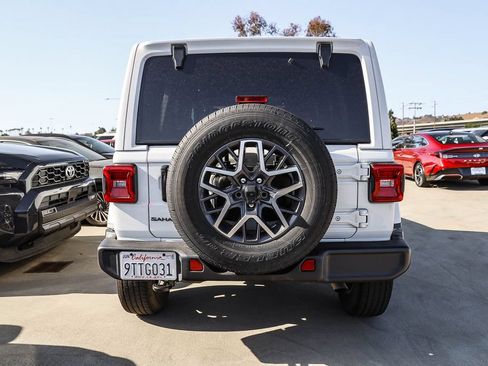 Used 2025 Jeep Wrangler Unlimited Sahara AWD/4WD image 5