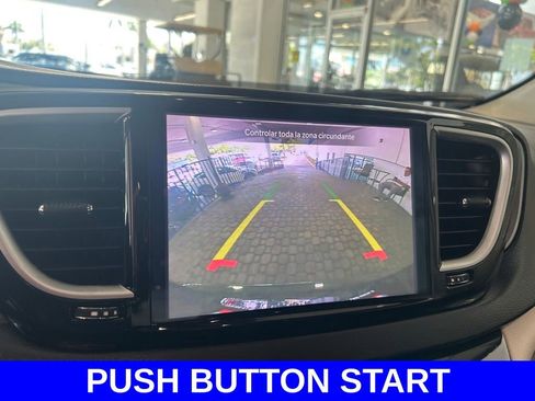 Used 2022 Chrysler Pacifica Touring-L image 13