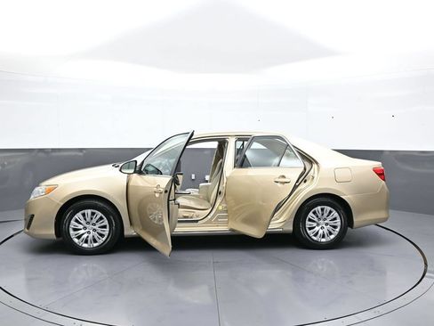 Used 2012 Toyota Camry LE FWD image 41