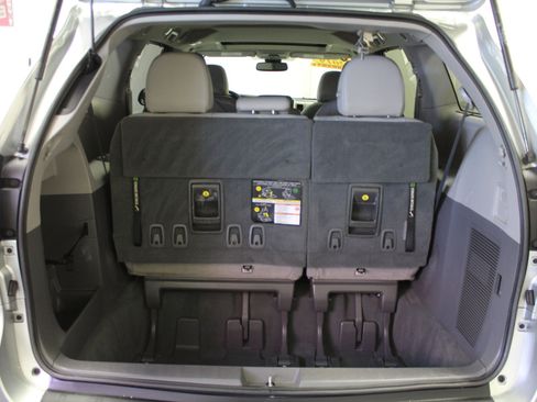 Used 2019 Toyota Sienna XLE image 32