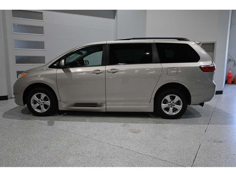 Used 2015 Toyota Sienna LE FWD image 9