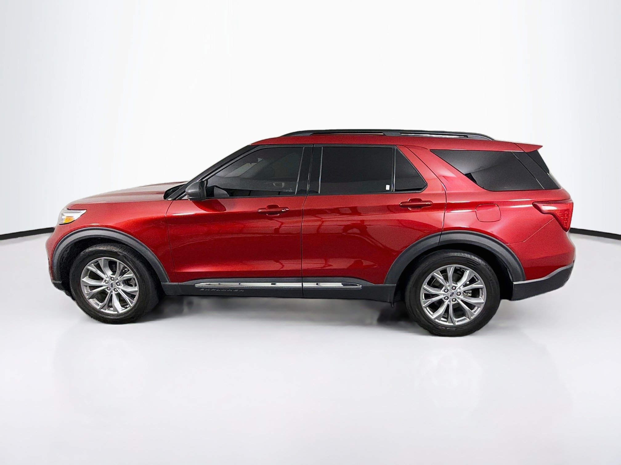 Used 2020 Ford Explorer XLT w/ Equipment Group 202A RWD image 4
