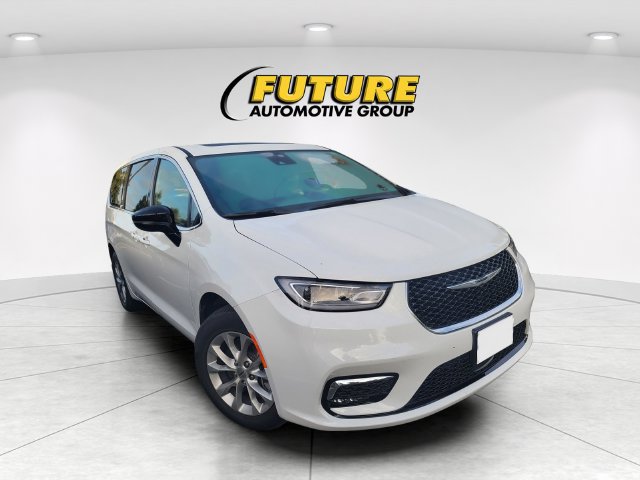 Used 2025 Chrysler Pacifica Select AWD/4WD image 1
