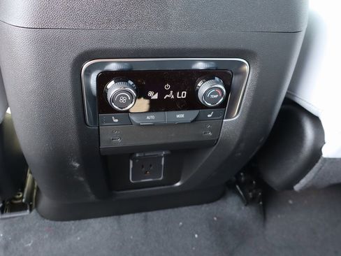 New 2025 Chevrolet Suburban Premier image 25