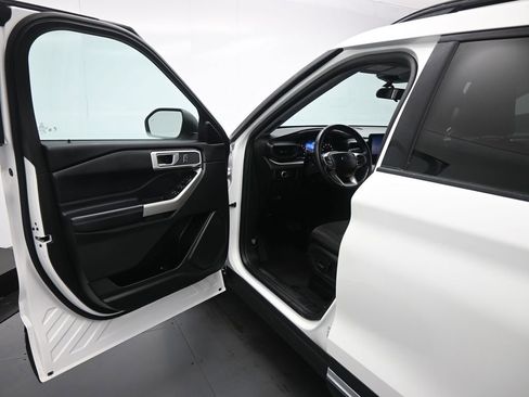 Certified 2023 Ford Explorer XLT image 9