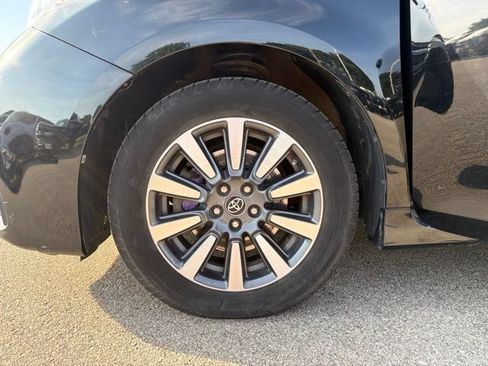 Used 2018 Toyota Sienna LE w/ Carpet Mat Package AWD/4WD image 40