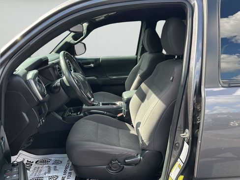 Used 2017 Toyota Tacoma TRD Sport AWD/4WD image 2
