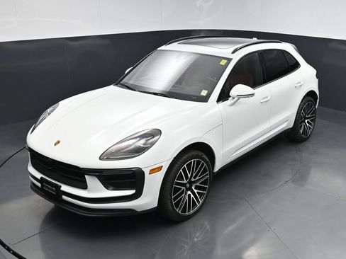 Certified 2025 Porsche Macan AWD/4WD image 14