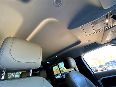 Used 2020 Land Rover Defender 110 SE image 12