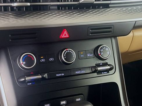 Used 2024 Kia Carnival LX FWD image 14