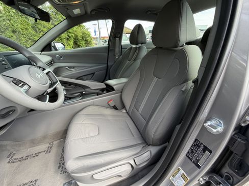 Used 2025 Hyundai Elantra SE w/ Cargo Package FWD image 16