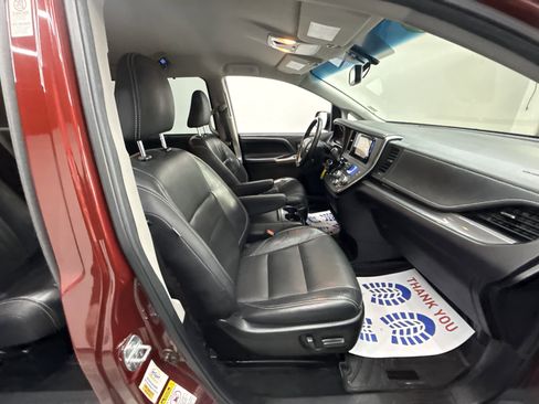 Used 2017 Toyota Sienna SE Premium image 23