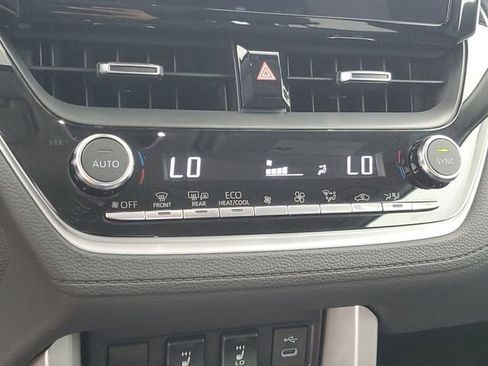 Used 2025 Toyota Corolla Cross XLE FWD image 29