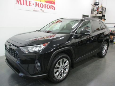 Used 2021 Toyota RAV4 XLE Premium image 3
