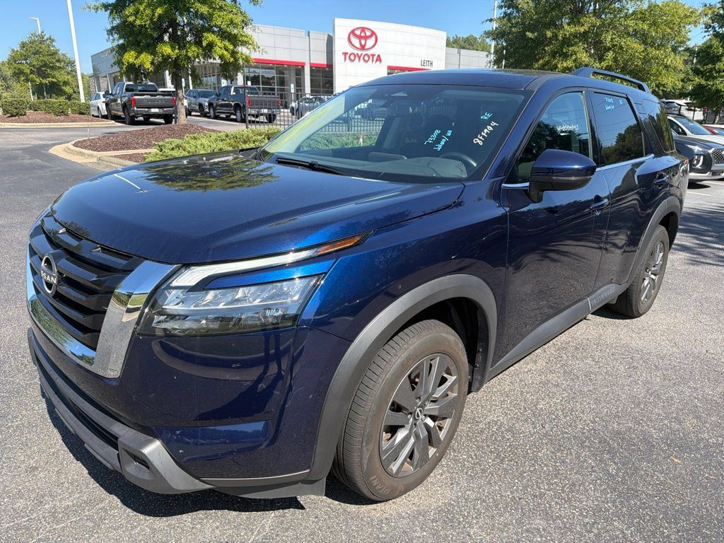 Used 2025 Nissan Pathfinder SV FWD image 2