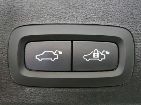 Used 2024 Volvo XC40 B5 Plus AWD/4WD image 32