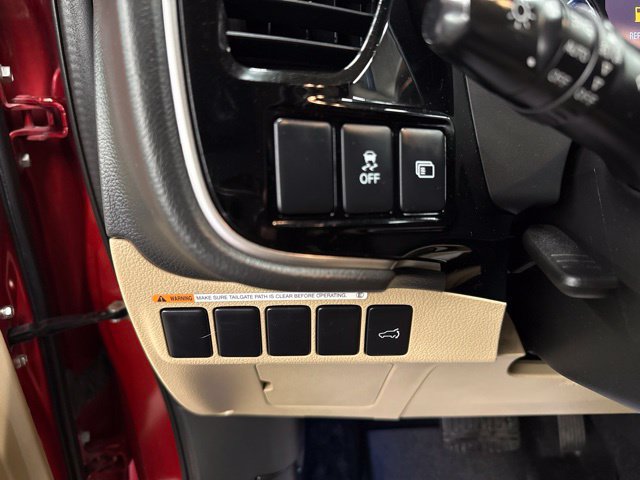 Used 2018 Mitsubishi Outlander SEL AWD/4WD image 19