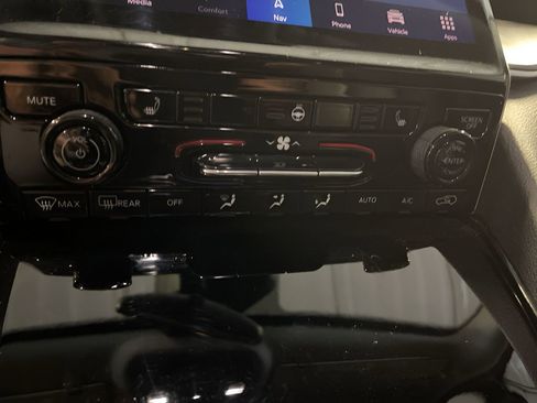 Used 2023 Jeep Grand Cherokee Limited image 18