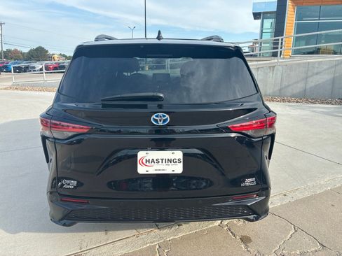 Used 2021 Toyota Sienna XSE w/ XSE Plus Package AWD/4WD image 4