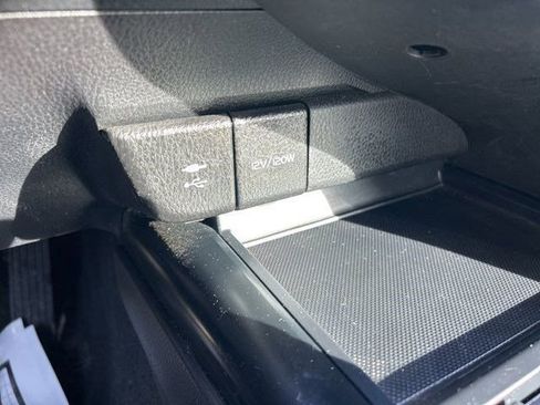 Used 2019 Toyota Camry L image 31