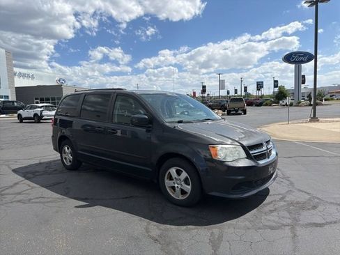 Used 2013 Dodge Grand Caravan SXT w/ Entertainment Group 1 FWD image 2