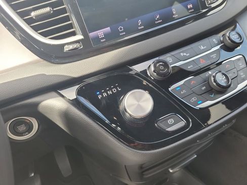 Used 2025 Chrysler Pacifica Select image 28