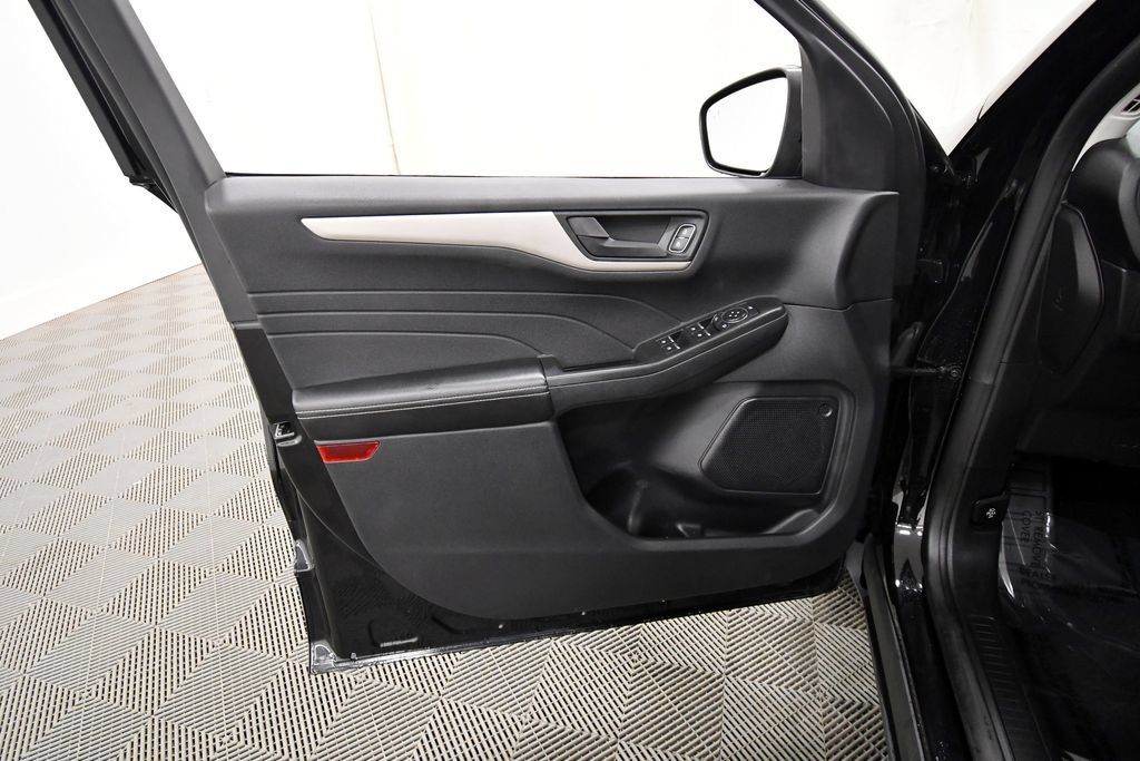 Used 2022 Ford Escape SE w/ SE Sport Appearance Package AWD/4WD image 13