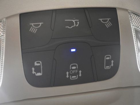 Used 2017 Chrysler Pacifica Limited image 49