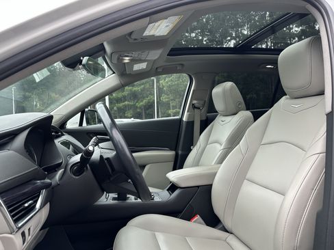 Used 2023 Cadillac XT4 Luxury w/ Cold Weather Package FWD image 7