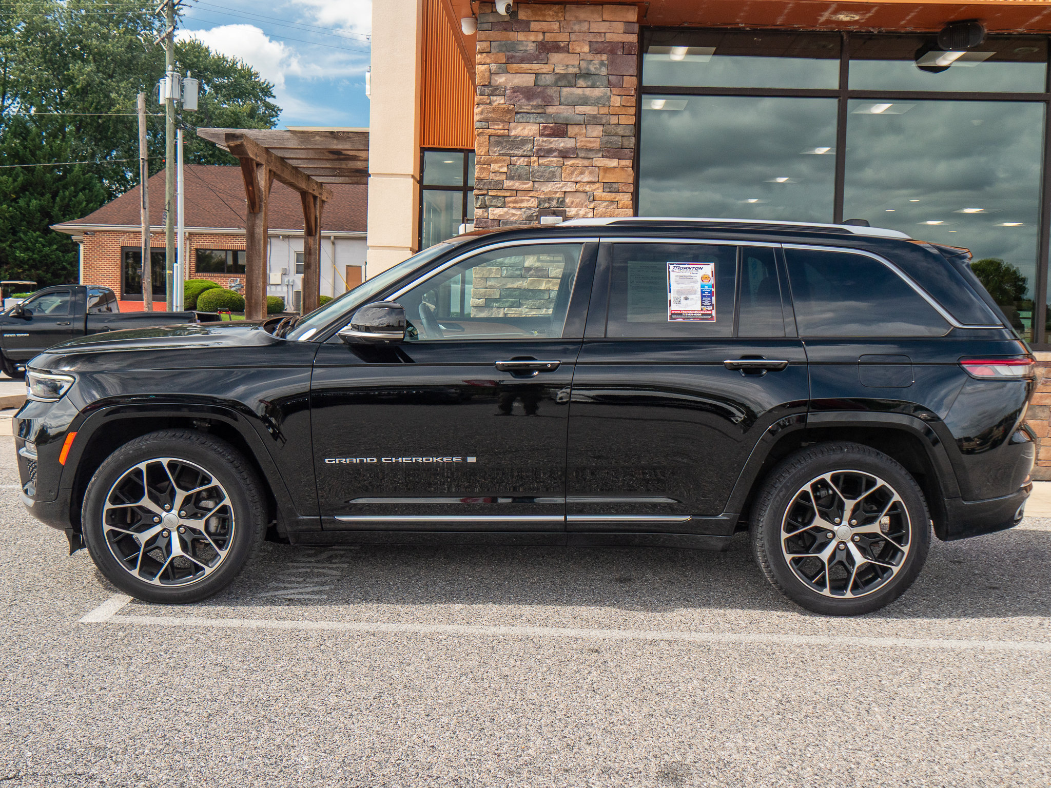 Used 2023 Jeep Grand Cherokee Summit AWD/4WD image 6
