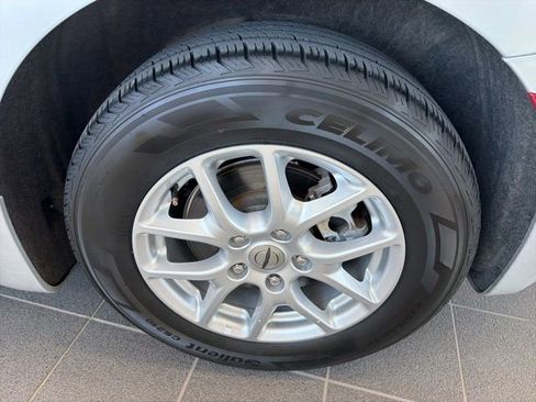 Used 2023 Chrysler Pacifica Touring-L FWD image 6
