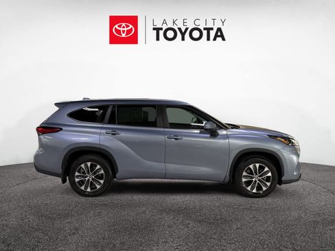 Used 2023 Toyota Highlander XLE FWD image 11